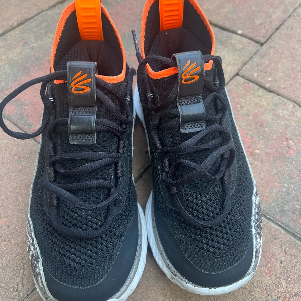 Under Armour Kid’s grade school Curry Flow 8 basketball shoes